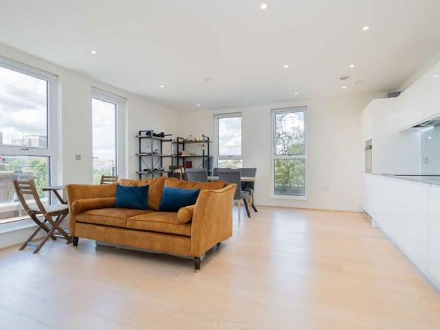 King Street, London W6 1 bed flat to rent £2,800 pcm £646 pw