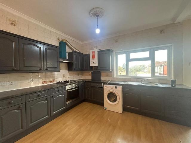 King Street, SOUTHALL UB2 4 bed flat to rent £2,600 pcm £600 pw