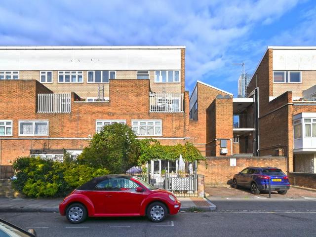 Kingdon House, London E14 3 bed flat to rent £2,800 pcm £646 pw