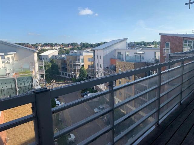 Kingfisher Meadow, Maidstone 1 bed apartment to rent £1,050 pcm £242 pw