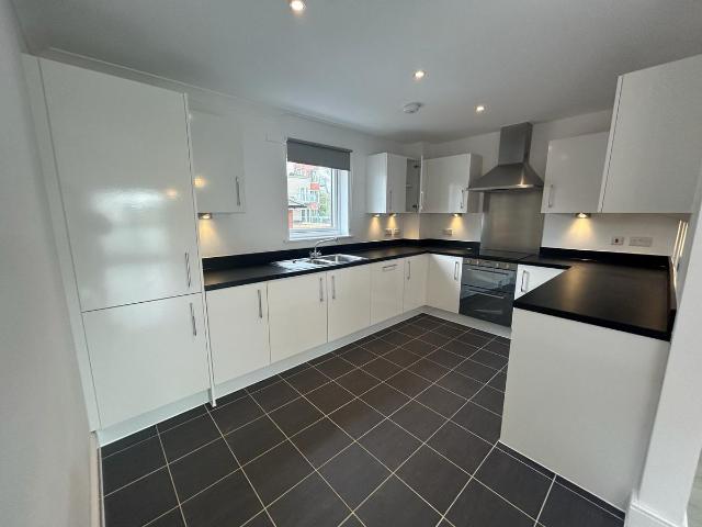 Kingfisher Close, Warwick CV34, 2 bed flat to rent, £1,200 pcm | PrimeLocation