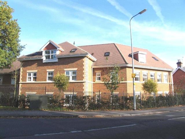 Kingfisher Court, Connaught Road. 1 bed apartment to rent £1,150 pcm £265 pw
