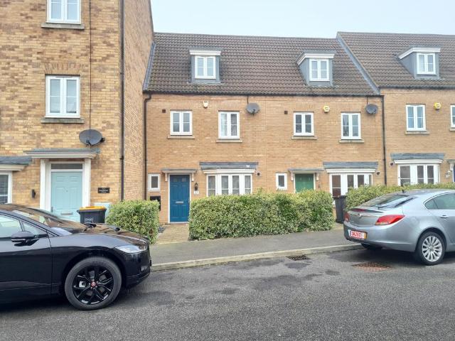 Kingfisher Drive, Leighton Buzzard, LU7 4 bed townhouse to rent £1,725 pcm £398 pw