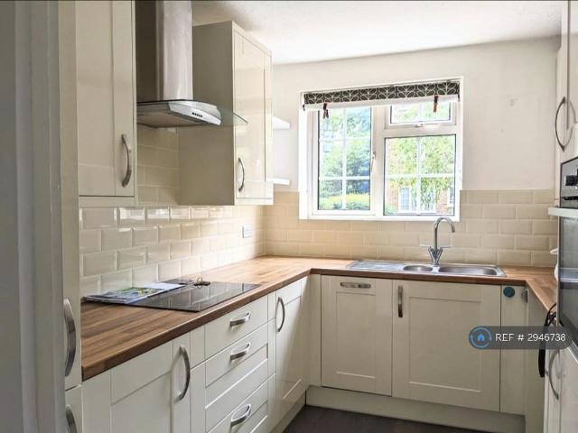Kingfisher Drive, Staines, TW18 2 bed flat to rent £1,625 pcm £375 pw