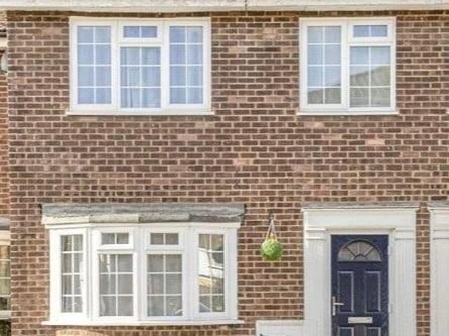 Kingfisher Drive. 3 bed terraced house to rent £2,200 pcm £508 pw