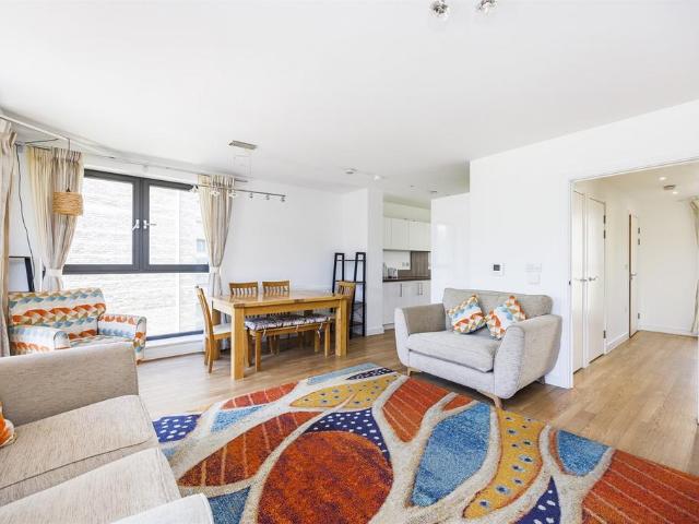 Kingfisher Heights, E16 3 bed duplex to rent £3,100 pcm £715 pw