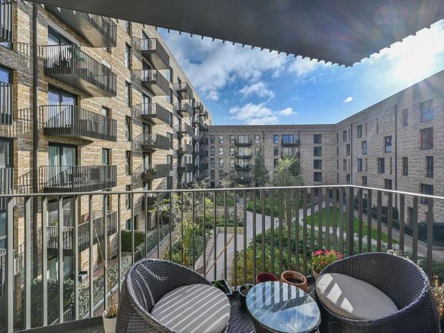 Kingfisher Heights, Silvertown. 2 bed flat to rent £2,230 pcm £515 pw