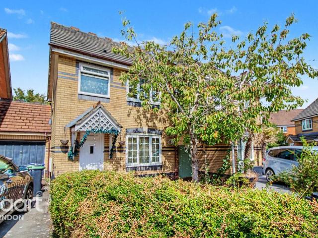 Kingham Close, Chippenham 3 bed semi detached house to rent £1,350 pcm £312 pw
