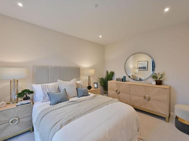 Kings Avenue, Clapham Park, London, SW2 3 bed mews to rent £3,700 pcm £854 pw
