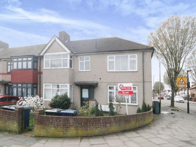 Kings Avenue, Greenford 1 bed flat to rent £1,175 pcm £271 pw