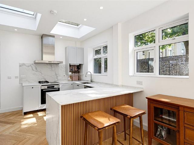 Kings Avenue, London, SW12 3 bed house to rent £5,000 pcm £1,154 pw