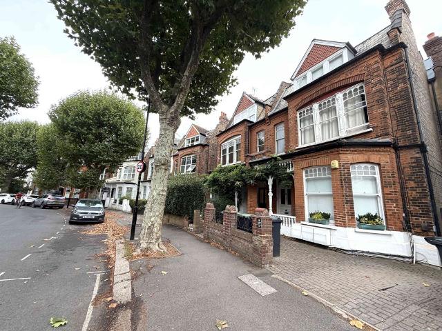 Kings Avenue, Muswell Hill N10, 2 bed flat to rent, £2,492 pcm | PrimeLocation