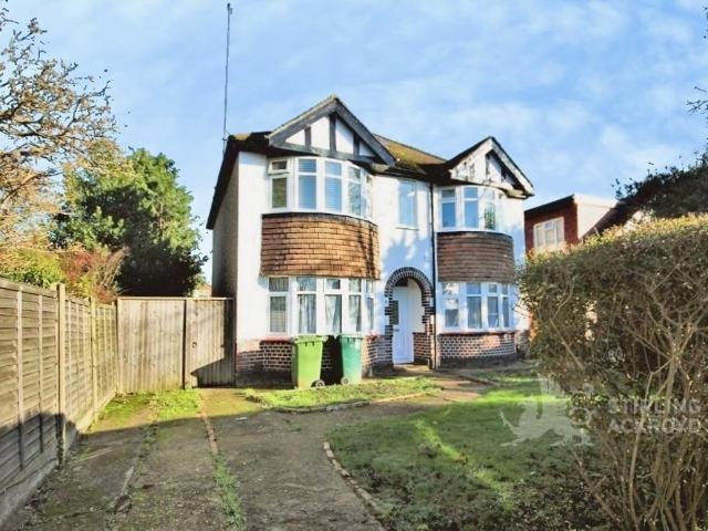 Kings Avenue, Sunbury on Thames. 2 bed maisonette to rent £1,750 pcm £404 pw