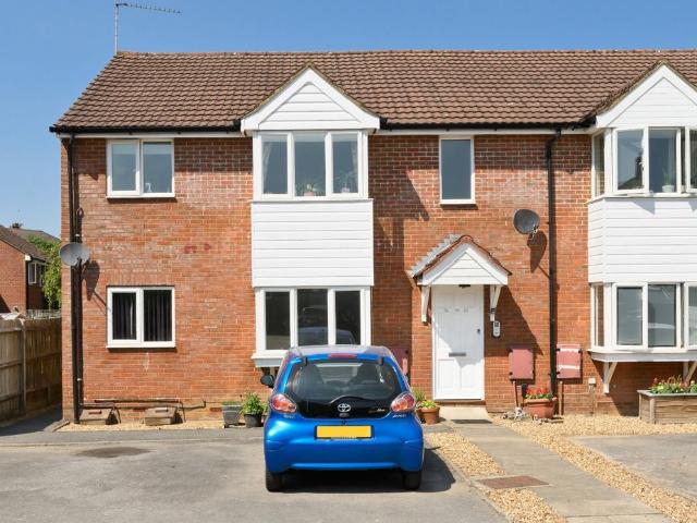Kings Avenue, Tongham, Farnham, Surrey GU10, 2 bed flat to rent, £1,300 pcm | PrimeLocation