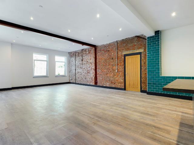 Kings Buildings, City Centre, Swansea SA1, 3 bed flat to rent, £1,150 pcm | PrimeLocation