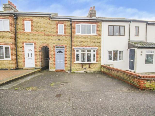Kings Chase, Brentwood 2 bed cottage to rent £1,950 pcm £450 pw