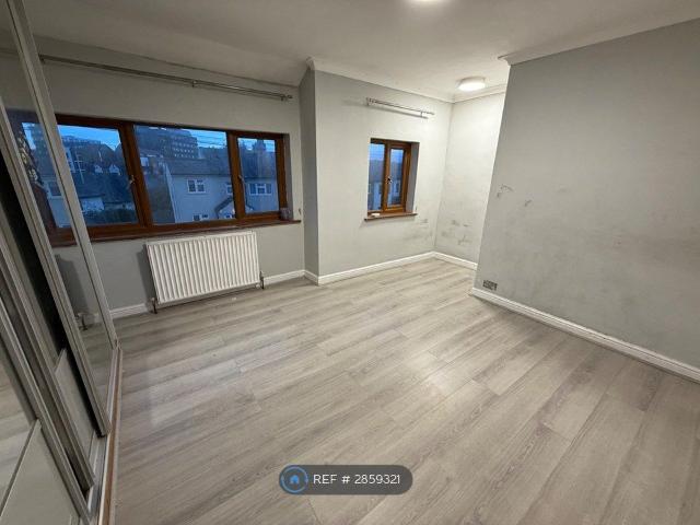 Kings Chase, Brentwood CM14, 2 bed end terrace house to rent, £1,990 pcm | PrimeLocation