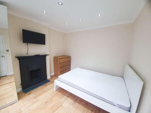 Kings Chase, Brentwood, Essex, CM14