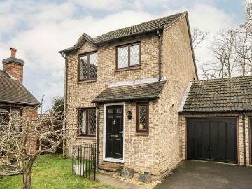 Kings Chase, East Molesey KT8 3 bed house to rent £2,350 pcm £542 pw