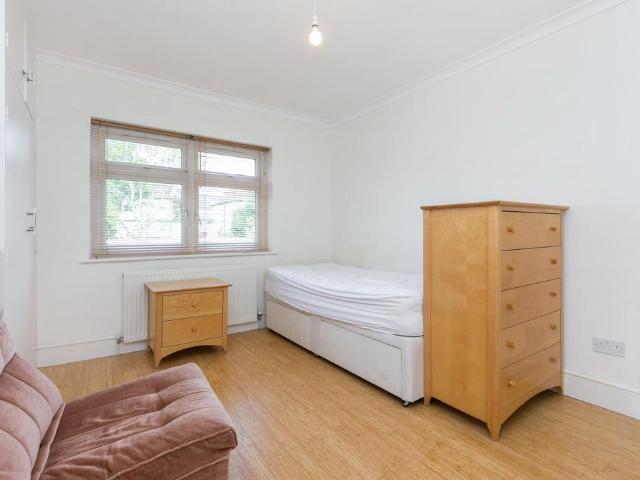 Kings Close, London, NW4 1 bed in a house share to rent £795 pcm £183 pw