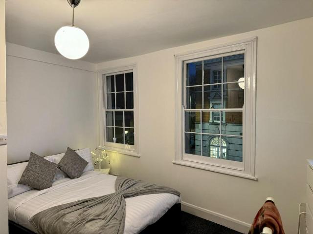 Kings Cross Road, London, WC1X 9LR 3 bed apartment to rent £5,900 pcm £1,362 pw