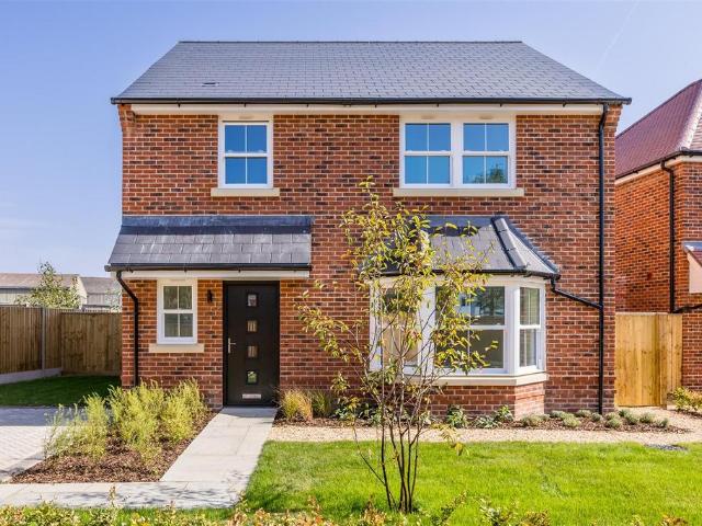 Kings Farm Lane, Hordle 4 bed detached house to rent £2,550 pcm £588 pw