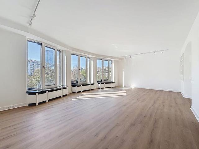 King's Garden: Sumptuous renovated duplex with 2 BR + office