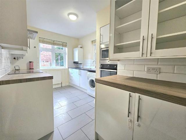 Kings Grove, Romford, RM1 2 bed maisonette to rent £1,600 pcm £369 pw