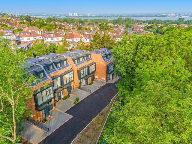 Kings Head Hill, London E4, 4 bed semi detached house to rent, £3,250 pcm | PrimeLocation