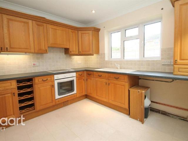 Kings Keep, Fleet 3 bed bungalow to rent £1,950 pcm £450 pw
