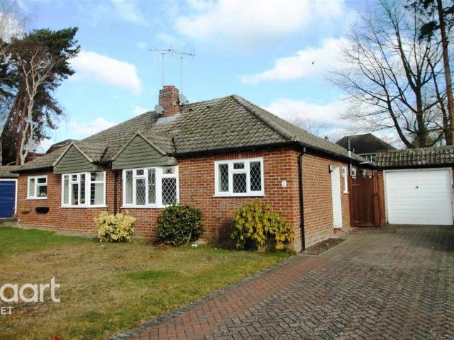 Kings Keep, Fleet 3 bed bungalow to rent £1,950 pcm £450 pw