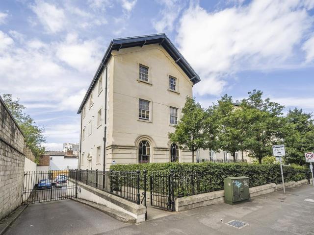 Kings Road, Berkshire RG1 2 bed apartment to rent £1,750 pcm £404 pw