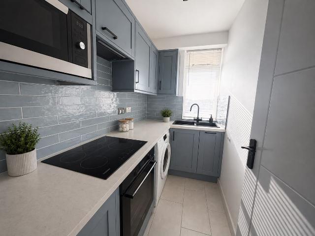 Kings Road, Brighton BN1, 2 bed flat to rent, £1,500 pcm | PrimeLocation