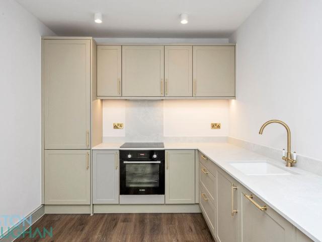 Kings Road, Brighton BN1, 3 bed flat to rent, £2,000 pcm | PrimeLocation