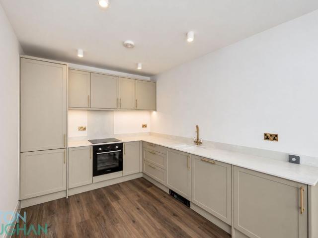 Kings Road, Brighton BN1, 3 bed flat to rent, £2,000 pcm | PrimeLocation