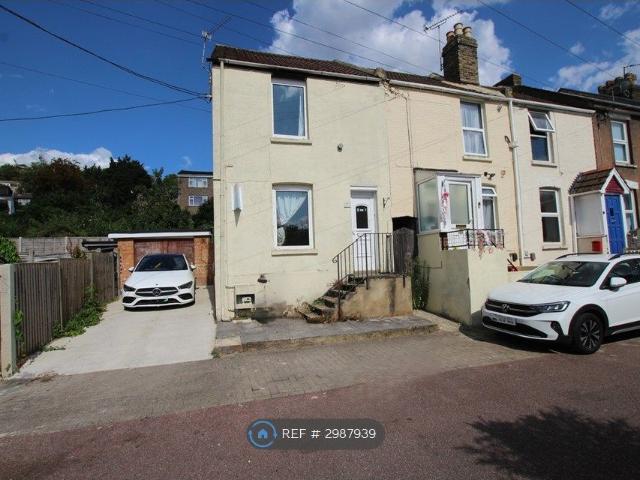 Kings Road, Chatham ME5, 2 bed end terrace house to rent, £1,250 pcm | PrimeLocation
