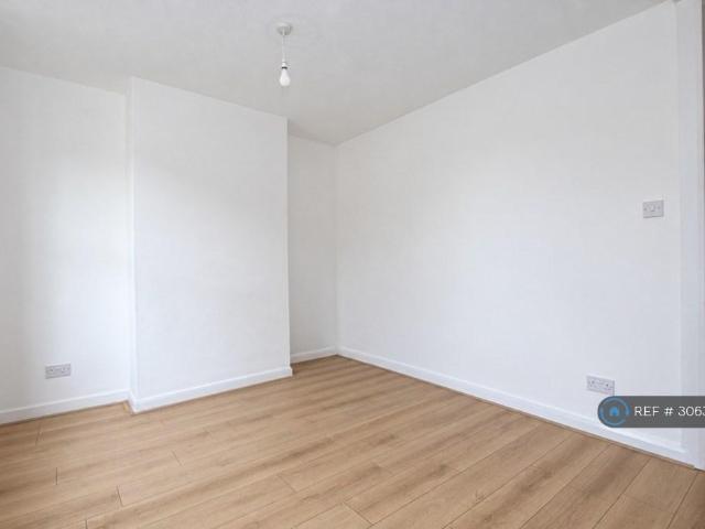 Kings Road, Chatham, ME5 3 bed terraced house to rent £1,300 pcm £300 pw
