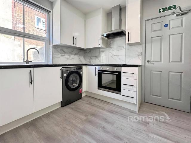 Kings Road, Fleet, Hampshire, GU51 1 bed in a house share to rent £700 pcm £162 pw