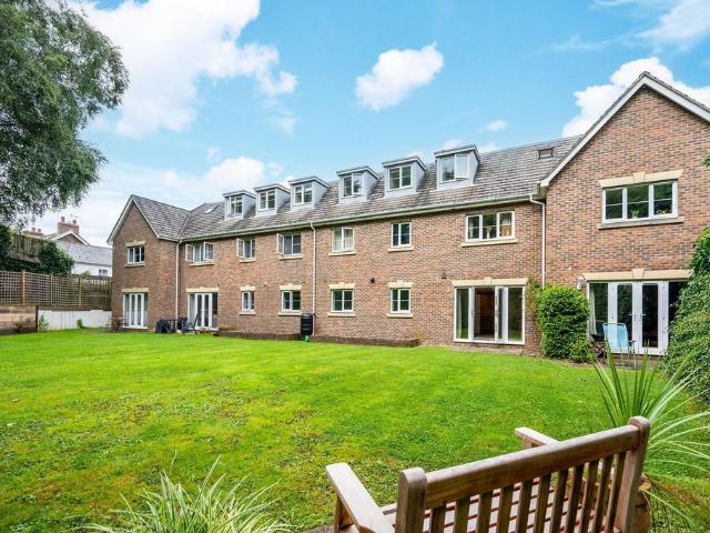 Kings Road, Haslemere, GU27. 2 bed flat to rent £1,500 pcm £346 pw