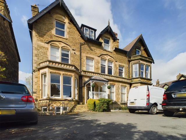 Kings Road, Harrogate, HG1 2 bed flat to rent £1,250 pcm £288 pw