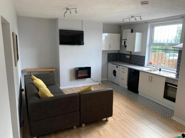 Kings Road, Leeds LS6 1 bed flat to rent £825 pcm £190 pw