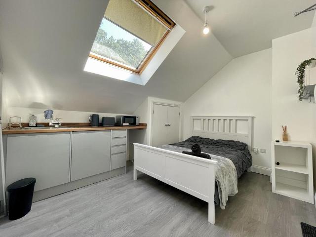 Kings Road, London, SE25 Studio to rent £1,200 pcm £277 pw