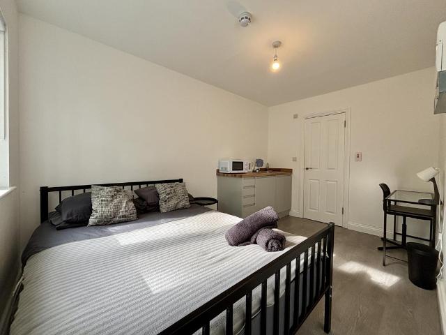 Kings Road, London, SE25 Studio to rent £1,200 pcm £277 pw