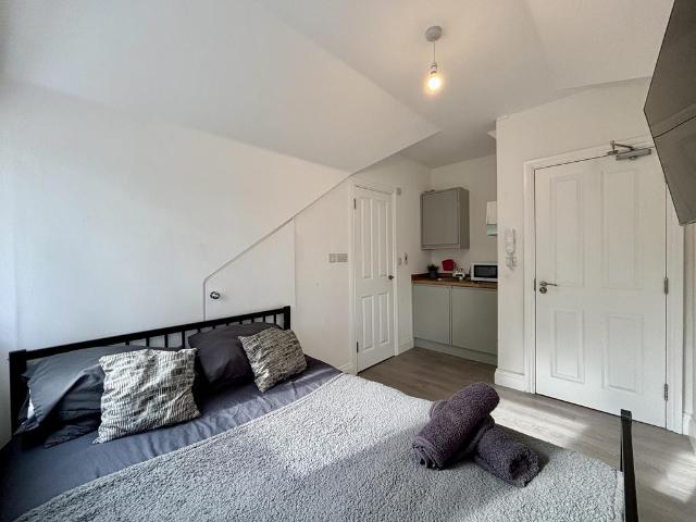Kings Road, London, SE25 Studio to rent £1,200 pcm £277 pw