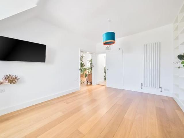 Kings Road, Richmond TW10, 3 bed flat to rent, £3,650 pcm | PrimeLocation