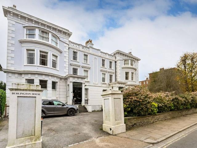 Kings Road, Richmond TW10, 3 bed flat to rent, £5,500 pcm | PrimeLocation