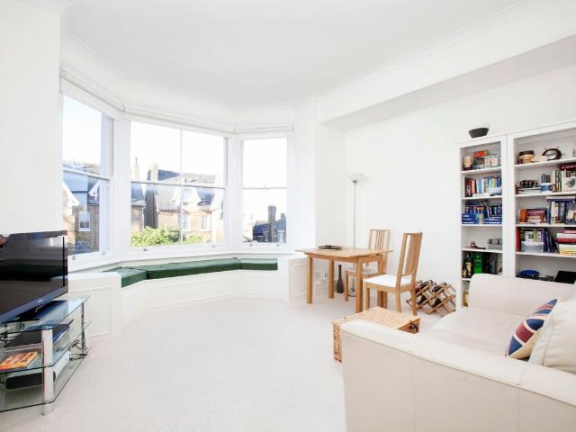 Kings Road, Richmond TW10, 2 bed flat to rent, £2,800 pcm | PrimeLocation