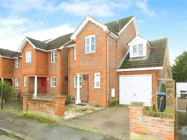 Kings Road, Surrey TW20 4 bed detached house to rent £2,700 pcm £623 pw