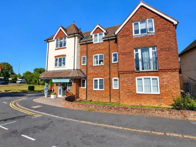 Kings Road, Shalford, Guildford. 2 bed apartment to rent £1,550 pcm £358 pw