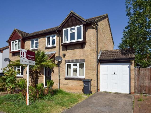 Kingsmead, Cheshunt EN8 3 bed semi detached house to rent £2,000 pcm £462 pw